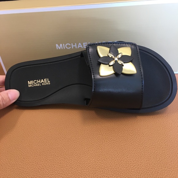 🖤Michael Kors Gold 🌺 Flip Flops 🖤 - Picture 4 of 11